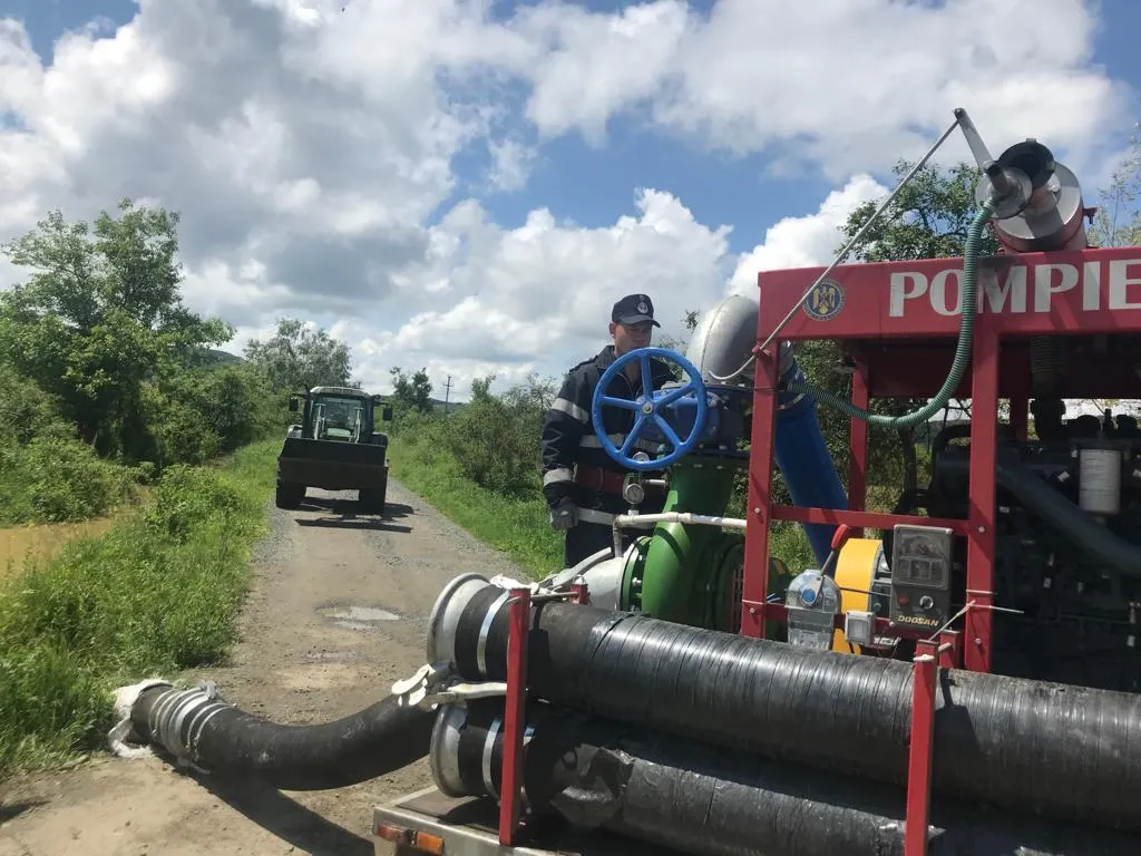 Arad: Apă de 50 de cm pe drum, gospodării și străzi, inundate în județul Arad