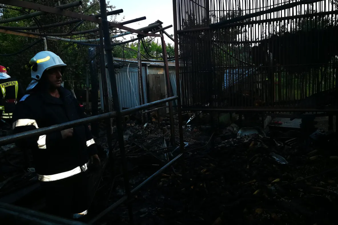 Arad: AUDIO Un puternic incendiu s-a extins între vecini, din cauza folosirii necorespunzătoare a unui aparat de sudat