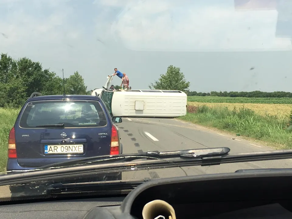 Arad: AUDIO Un șofer de 72 de ani s-a răsturnat cu microbuzul pe un drum din Arad