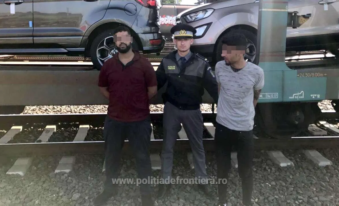 Arad: AUDIO 2 migranți, descoperiți pe platforma unui tren, care transporta mașini la export