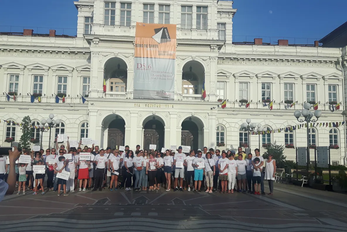 Arad: AUDIO FOTO VIDEO Protestul profesorilor cu privire la "bulversarea" sistemul de învățământ. Au purtat tricouri identice și ecusoane cu mențiunea "organizator". Ce acuză profesorii