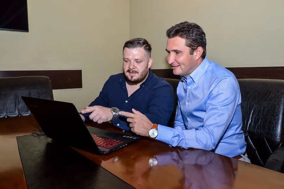 Arad: AUDIO Primăria Municipiului Arad va avea propria aplicație pentru telefoanele mobile inteligente și calculatoare. Primarul Călin Bibarț: avem nevoie de un feed-back din partea arădenilor