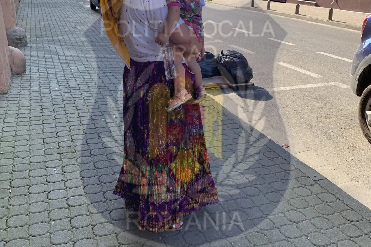 Arad: Curg amenzile pentru bunul simț civic. Mamă amendată cu 1.501 lei pentru că scuipa semințe pe jos cu copilul în brațe