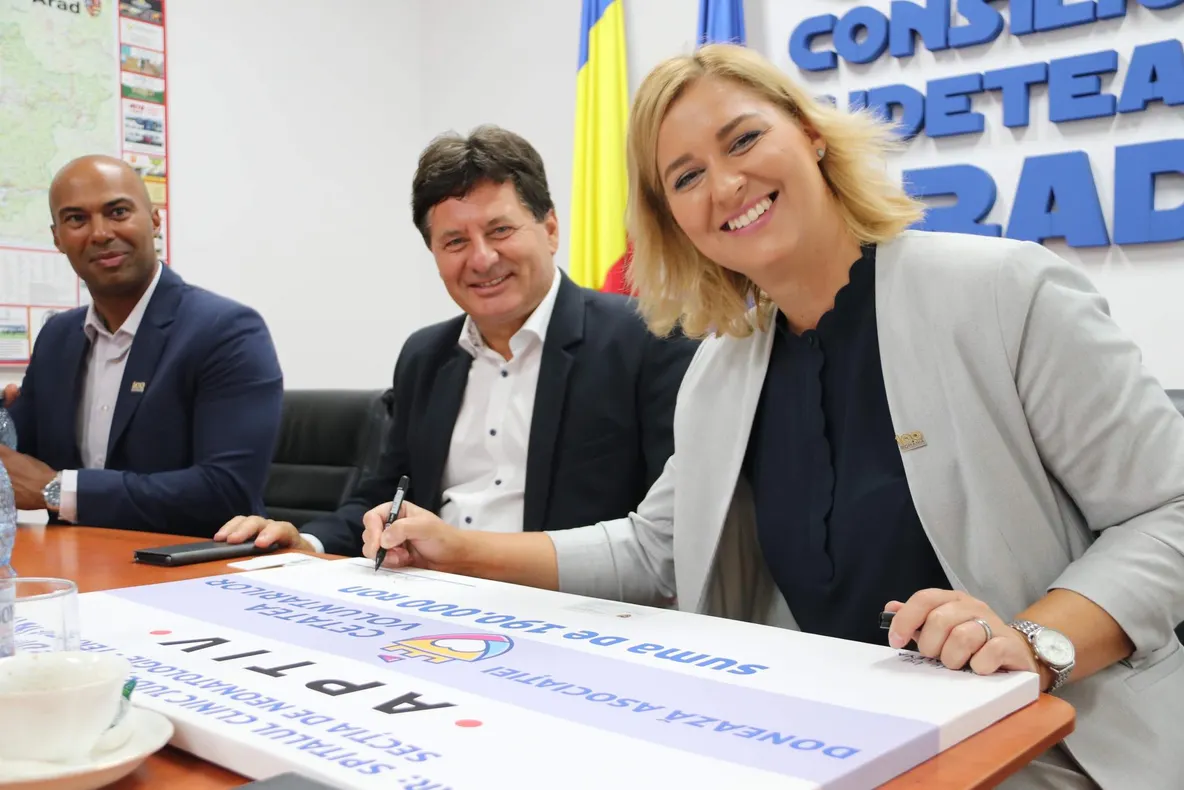 Arad: AUDIO Încă un investitor mare din Arad, distins cu distincția de merit și medalia "Crucea Centenar". Compania APTIV a donat 190.000 lei Spitalului Județean. Ce s-a făcut cu banii