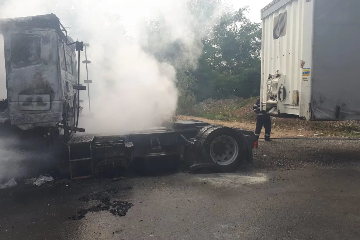 Arad: AUDIO Un puternic incendiu a cuprins un TIR, care transporta hârtie. Intervenția pompierilor, dificilă din cauza drumului montan pe care s-a produs incendiul
