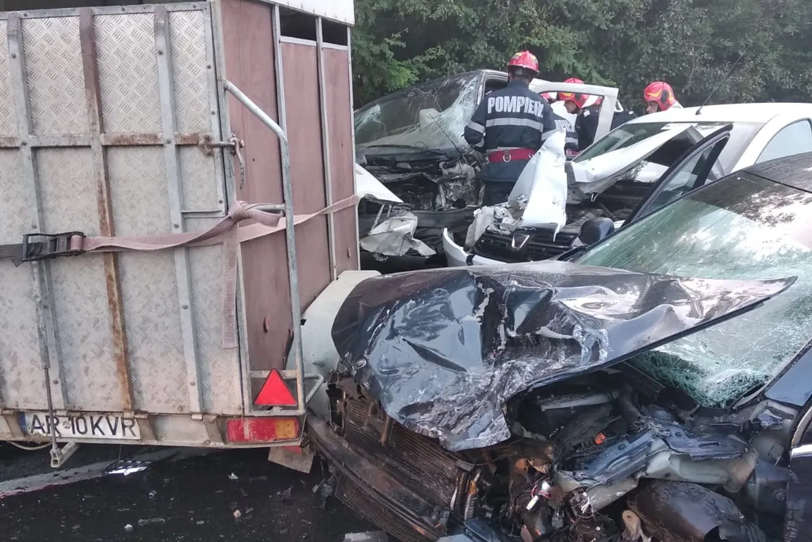 Arad: AUDIO Un bărbat a murit și altul a fost grav rănit, într-un accident pe DN7, în care au fost implicate 1 microbuz și 2 mașini mici