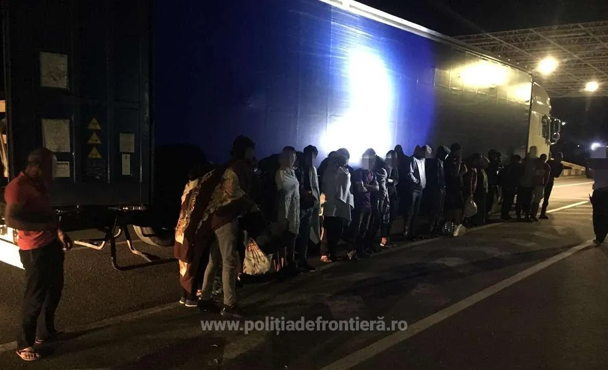 Arad: AUDIO 25 de migranți, cu vârste cuprinse între 1 și 45 de ani, descoperiți într-un TIR de la frontiera de pe autostrada Nădlac-Arad