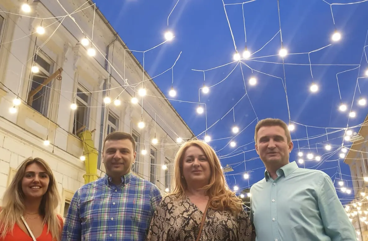 Arad: AUDIO FOTO VIDEO Aradul are o nouă stradă pietonală, cu o impresionată boltă de lumină formată din 1.500 de becuri