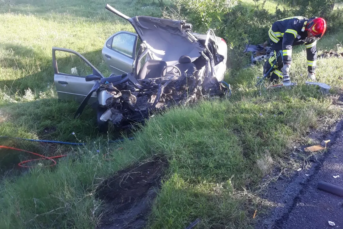 Arad: Un bărbat mort și două persoane rănite, pe DN7 79 Arad-Oradea, după ce o mașină a intrat din plin într-un TIR ce transporta o combină agricolă
