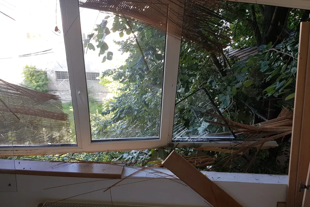 Arad: Femeia de 31 de ani, rănită în explozia de la Arad, transportată la Spitalul de Arși din București