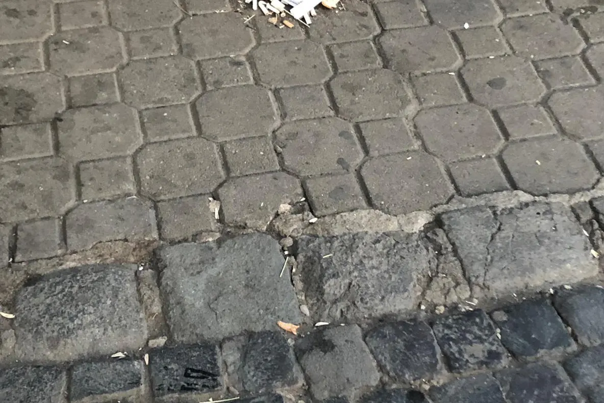 Arad: Bărbat, amendat cu 2.000 lei pentru că a consumat alcool pe stradă și a aruncat mucuri de țigări pe jos