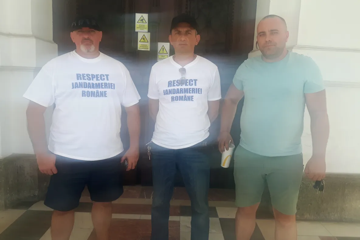 Arad: AUDIO Cadouri speciale pentru ministrul interimar al Afacerilor Interne, Mihai Fifor, și șefii Jandarmeriei Arad, la un an de la 10 august 2018 și "intervenția împotriva acțiunilor anarhice"