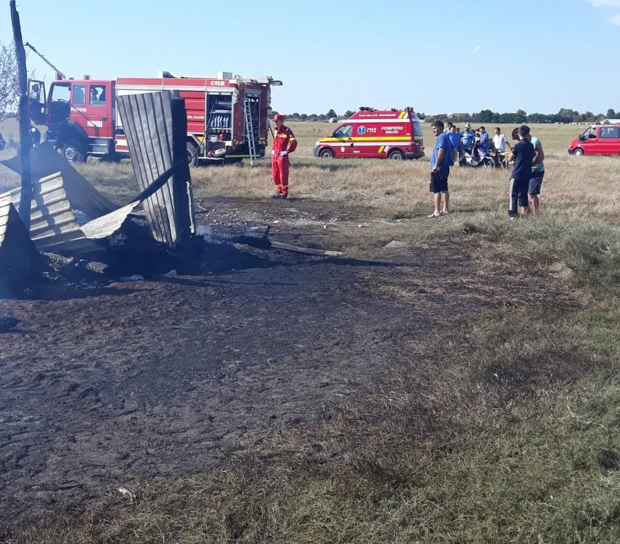 Arad: AUDIO 24 de animale au murit într-un puternic incendiu, care a cuprins un saivan improvizat în mijlocul unui câmp din județul Arad. Accesul pompierilor, extrem de dificil