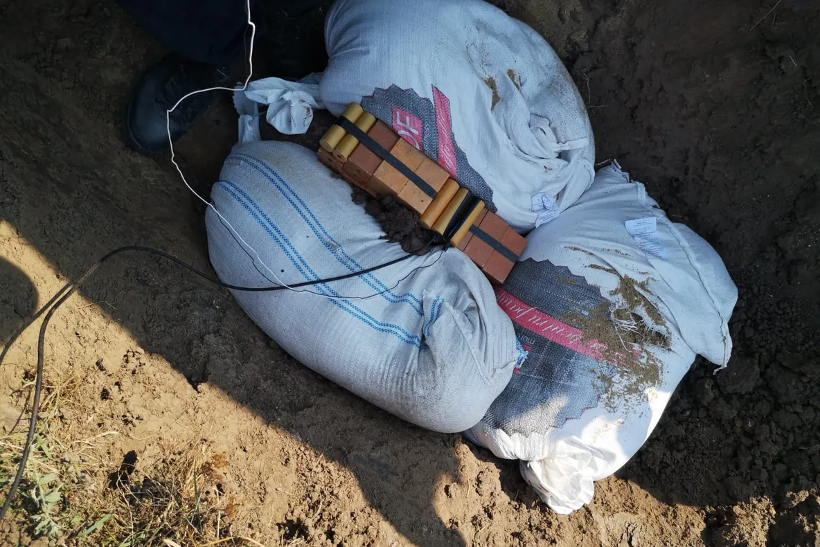 Arad: AUDIO FOTO VIDEO Bomba de aviație de 50 de kg, din cel de-al Doilea Război Mondial, transportată cu bicileta și aruncată la marginea unui drum circulat din Arad, a fost distrusă cu succes de către pirotehniștii ISU Arad. Cum a fost misiunea