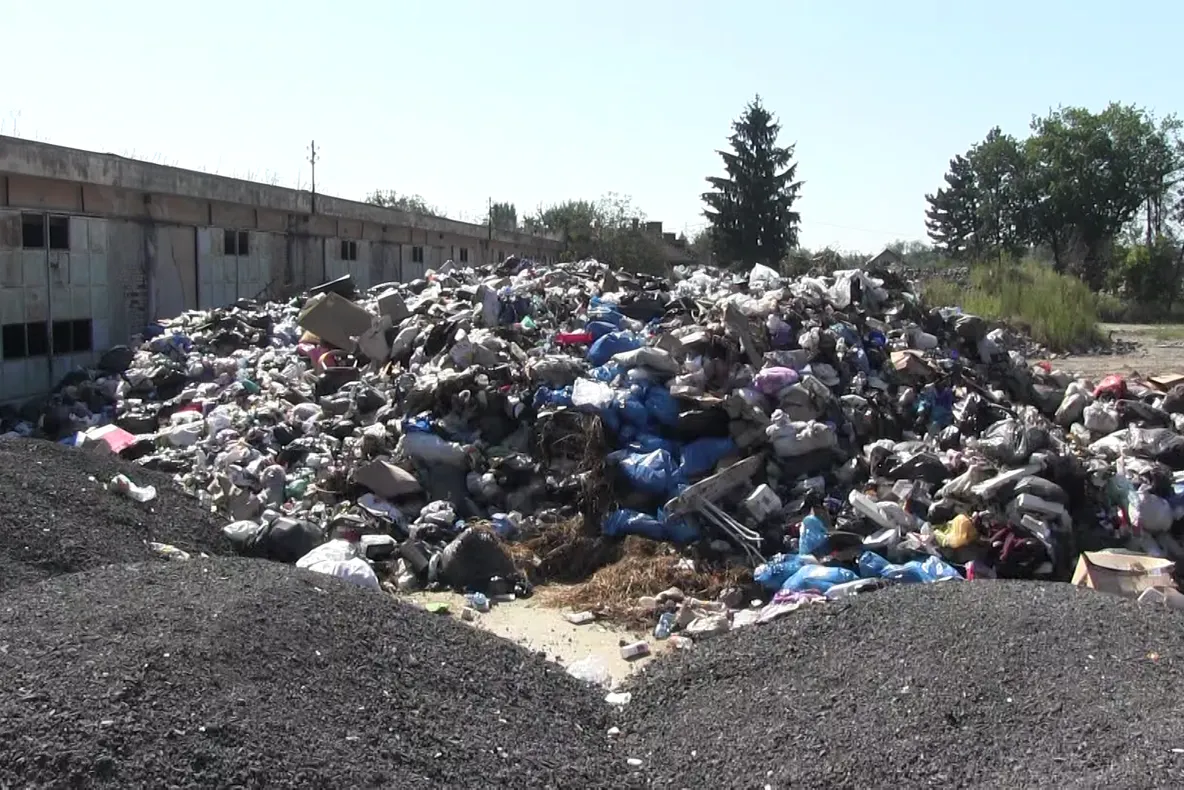 Arad: AUDIO FOTO VIDEO O unitate militară dezafectată, una dintre cele 2 foste școli de subofițeri din România, a ajuns o groapă de gunoi. La propriu. Motivele