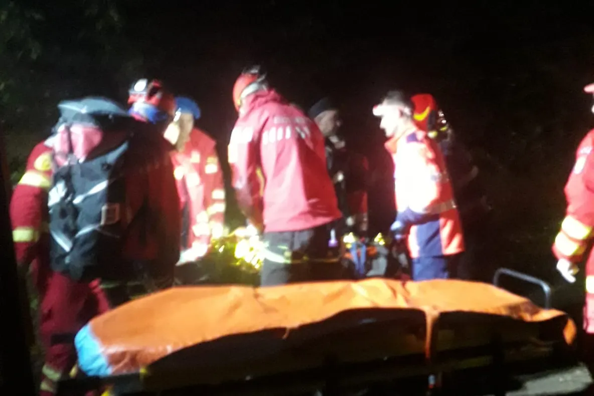 Arad: AUDIO FOTO VIDEO Accident grav într-o pădure din Arad. Un bărbat, lovit din plin de cablul din oțel al unui utilaj forestier care s-a rupt. Salvatorii au urcat pe jos, pe munte, cca 5 km
