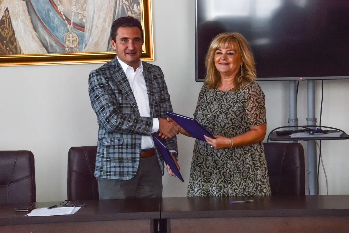Arad: AUDIO Primul contract de parteneriat pentru învățământul dual, semnat de către Primăria Arad cu 12 agenți economici. Cum îi ajută pe elevi
