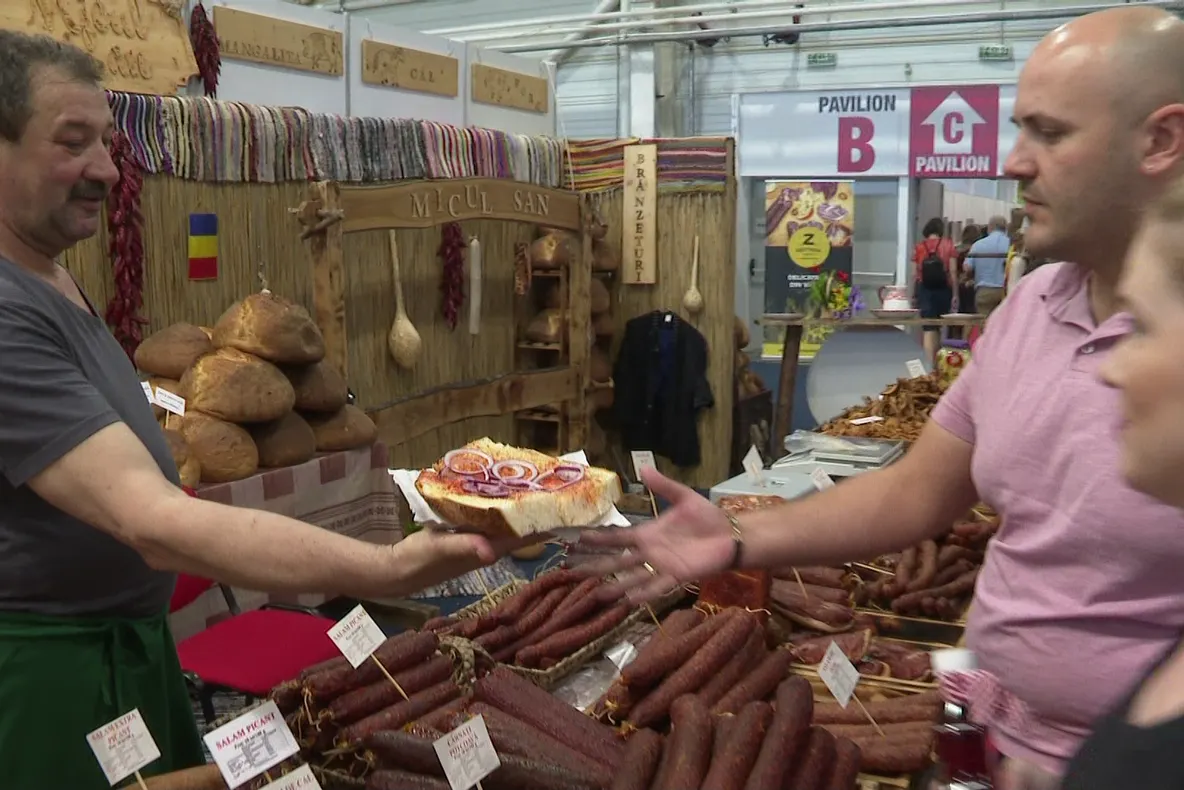 Arad: FOTO VIDEO Trufe cu 1 leu gramul și pâinea preferată de fostul președinte Nicolae Ceaușescu, cu unsoare și ceapă, cele mai apreciate produse un târgul culinar "Vicii și Delcii" care are loc la Arad