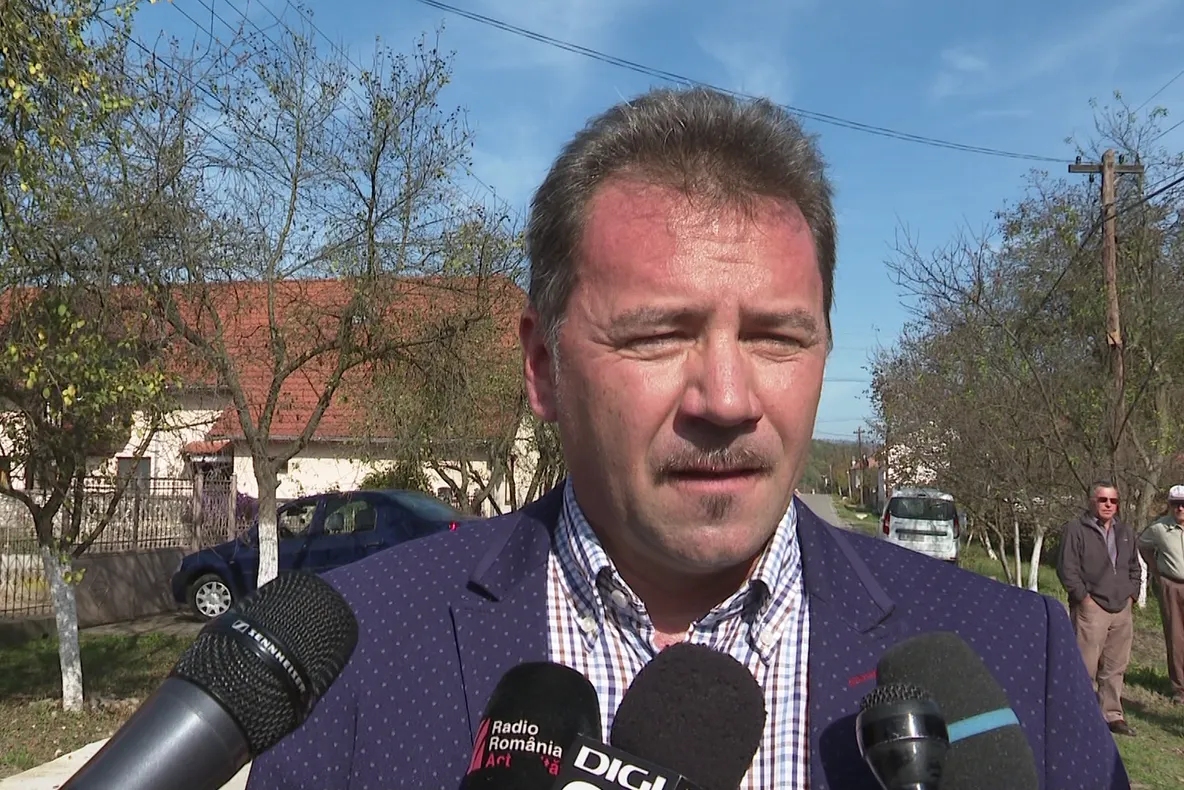 Arad: AUDIO Delegație a comunei Săvârșin, unde Familia Regală deține singura reședință privată din România, la funerariile Reginei Mamă-Elena. Primarul Ioan Vodicean: "Regina-Mamă Elena și Regele Mihai au iubit atât de mult Săvârșinul și săvârșinenii"