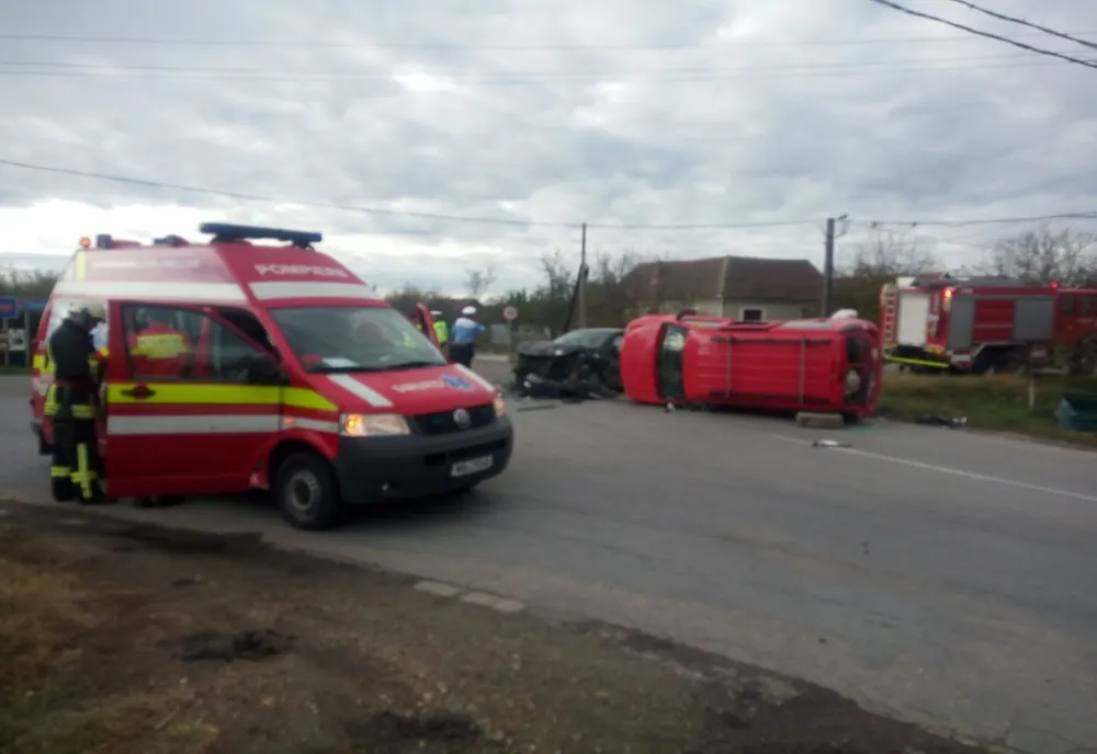 Arad: AUDIO FOTO Accidentul grav din Arad, cu 5 victime: o mașină s-a răsturnat, iar 2 persoane au ajuns la spital