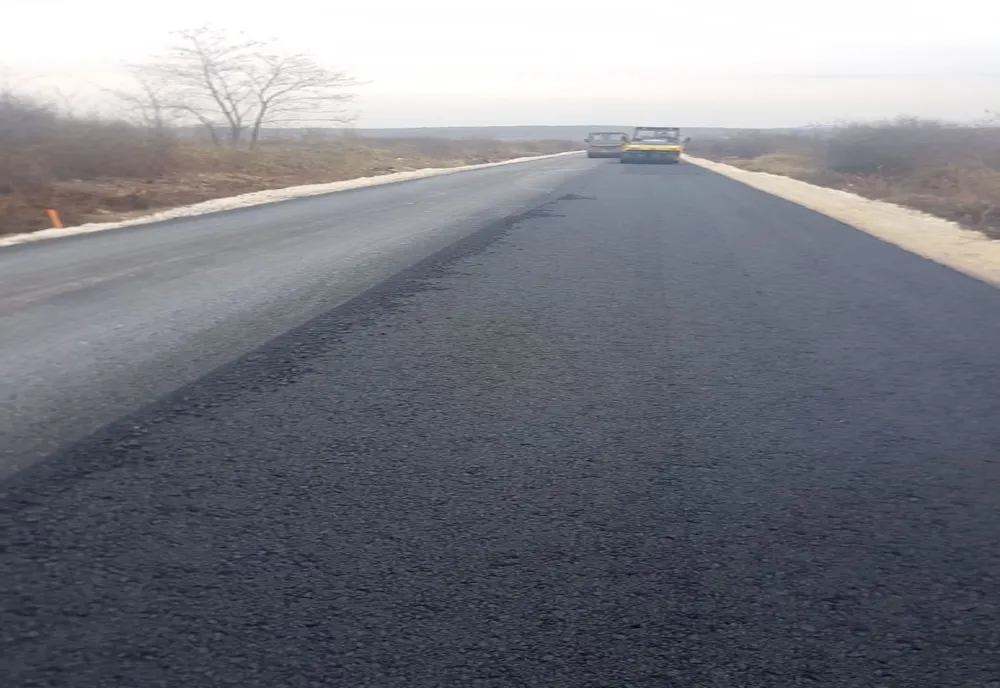 Arad: AUDIO Drumul județean despre care chiar autoritățile spun că este cel mai degradat din Arad are un nou covor asfaltic