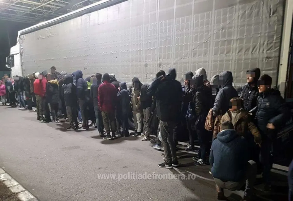 Arad: VIDEO 48 de migranți, printre care 6 minori, descoperiți într-un TIR condus de un cetățean român