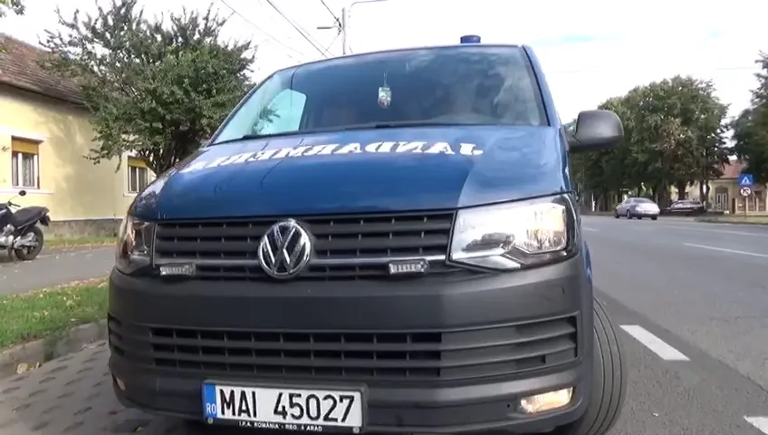 Arad: VIDEO AUDIO Momentele în care 3 traficanți sunt prinși de către jandarmii din Arad în timp ce alimentează piața neagră cu țigări de contrabandă