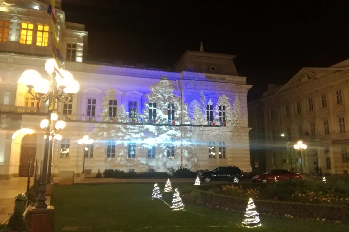 Arad: AUDIO FOTO VIDEO Modul ecologic în care Aradul este decorat și iluminat de sărbători. Cei mai mulți oameni spun că este cel mai frumos din ultimii ani
