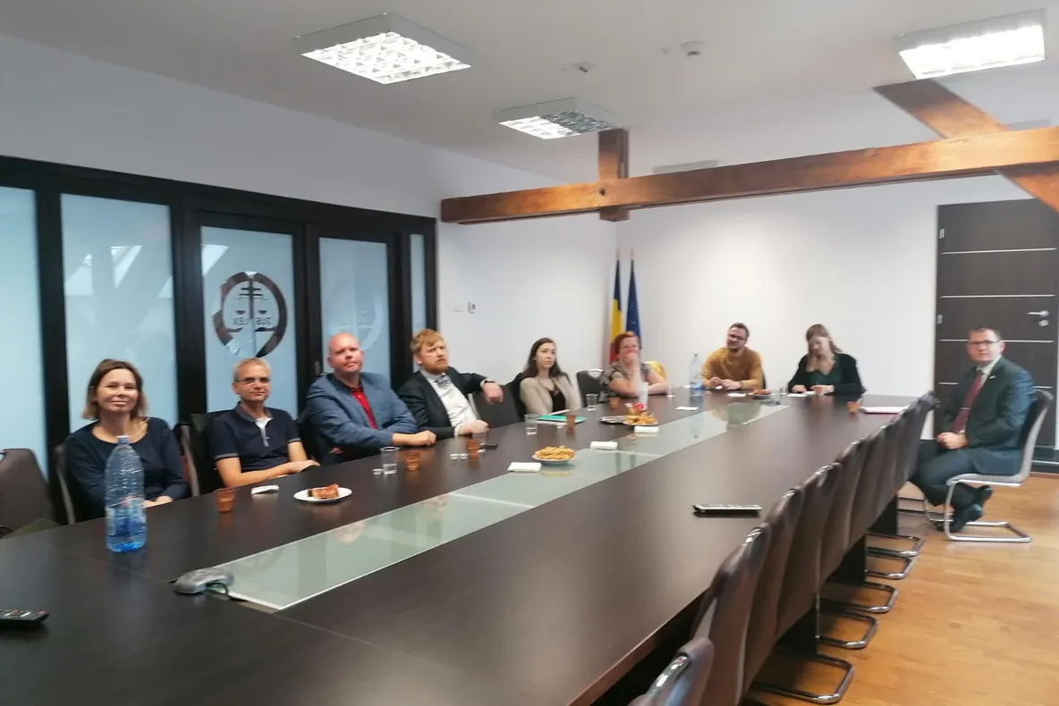 Arad: Magistrați din 4 țări ale Uniunii Europene, în vizită în România, pentru a vedea cum funcționează sistemul judiciar. Joi au ajuns la Tribunalul Arad