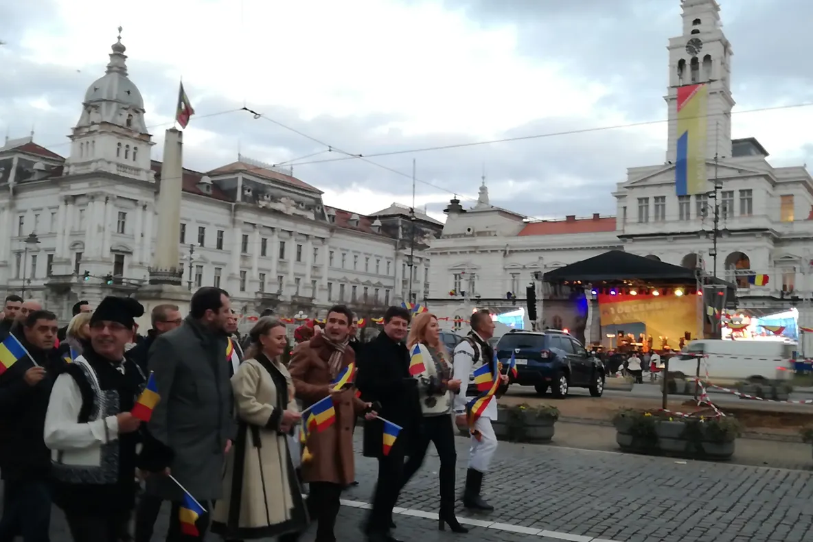 Arad AUDIO FOTO VIDEO: Cum a arătat mega-parada costumelor populare de la Arad, pentru a marca Ziua Națională a României. Sărbătoarea continuă duminică