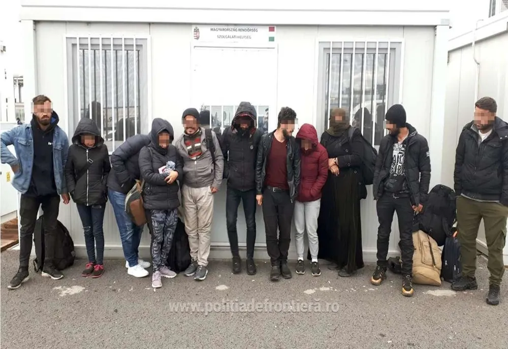 Arad: AUDIO FOTO VIDEO 11 migranți, printre care 6 minori, descoperiți ascunși într-un microbus de marfă la frontiera de pe autostrada Nădlac-Arad