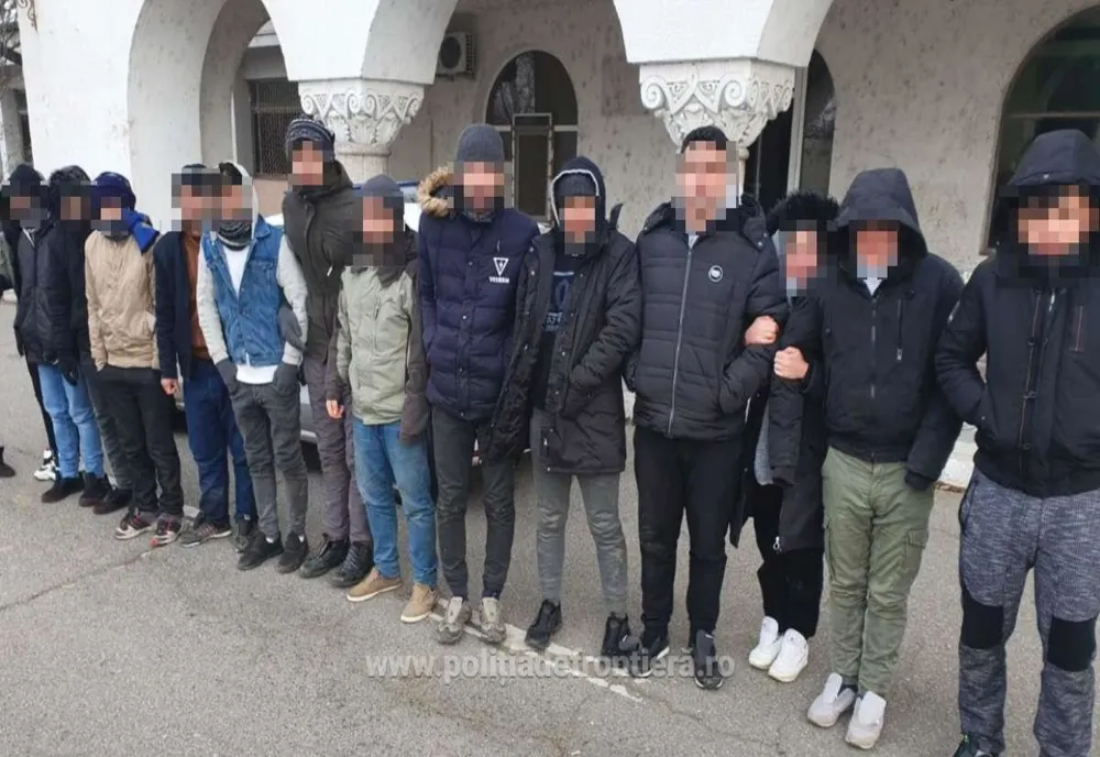 Arad: FOTO VIDEO 19 migranți, descoperiți când încercau să treacă frontiera cu Ungaria, pe jos, chiar peste câmp