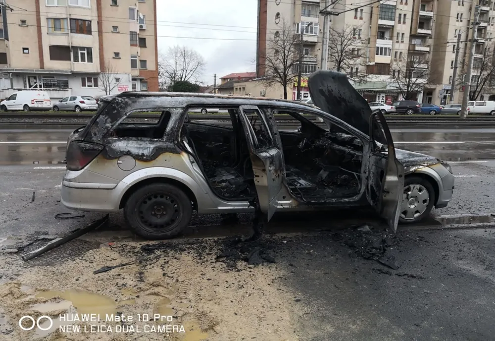 Arad: O mașină a ars complet în Arad