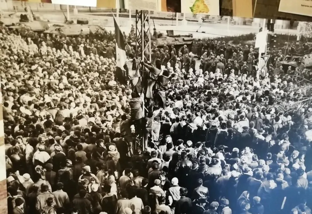 Arad: Revoluția din 1989. 21 decembrie 1989, ora 07:40: Ziua în arădenii au ieșit în stradă, înainte de fuga lui Nicolae Ceaușescu