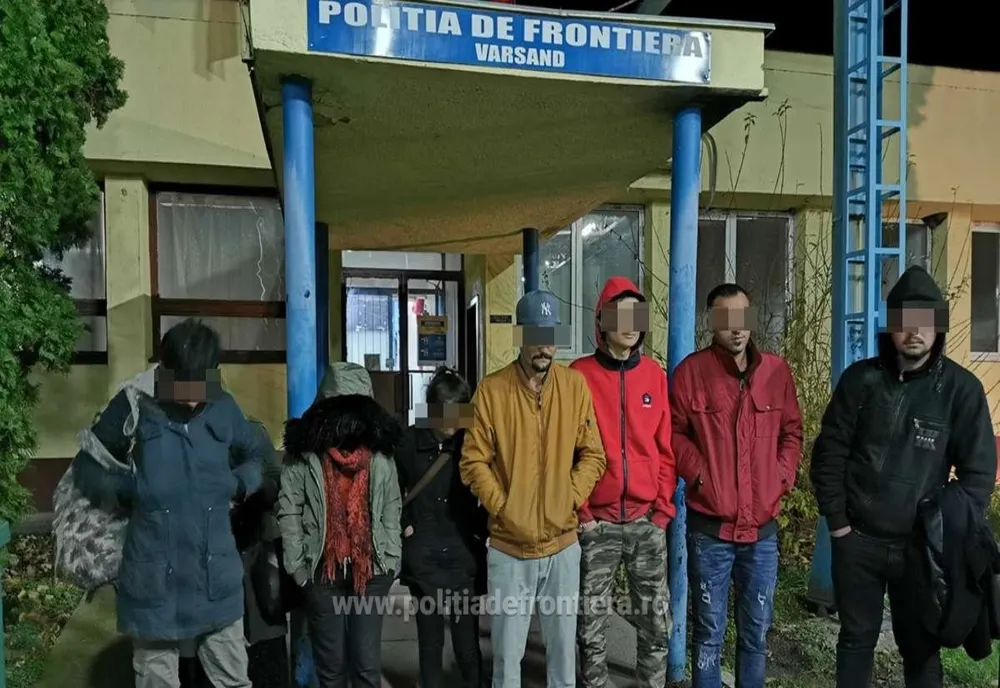 Arad: FOTO VIDEO 22 de migranți și călăuza lor, un cetățean român, descoperiți pe un câmp din apropierea frontierei cu Ungaria
