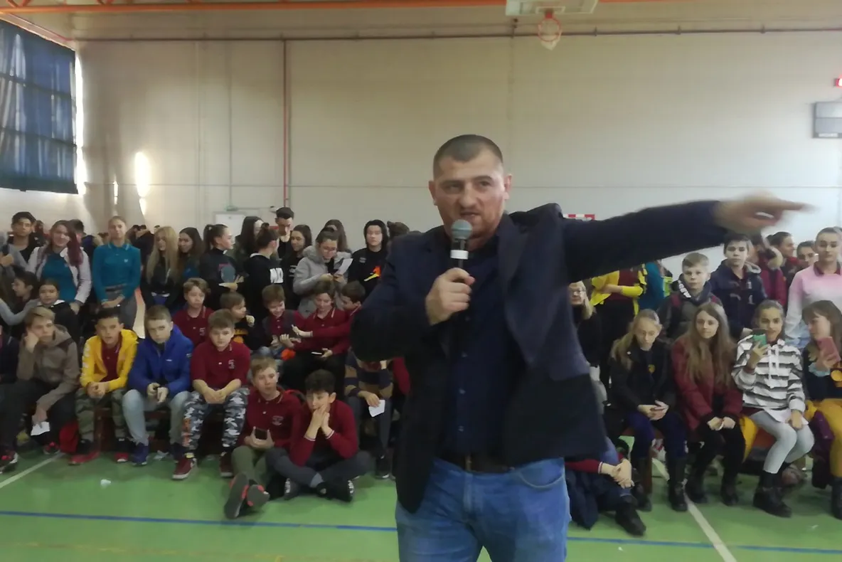 Arad: Cunoscutul luptător K1, Cătălin Moroșanu, se întâlnește cu elevii de la Colegiul Național "Moise Nicoară" în "Lupta împotriva bullyngului"