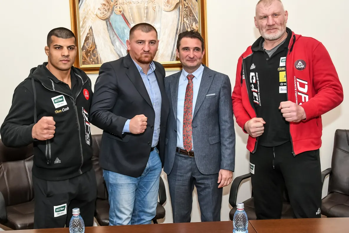 Arad: AUDIO Dynamite Fighting Show aduce la Arad cei mai iubiți luptători din lume, care se vor duela pentru titlul de campion. Ce spune primarul Călin Bibarț despre implicarea municipalității