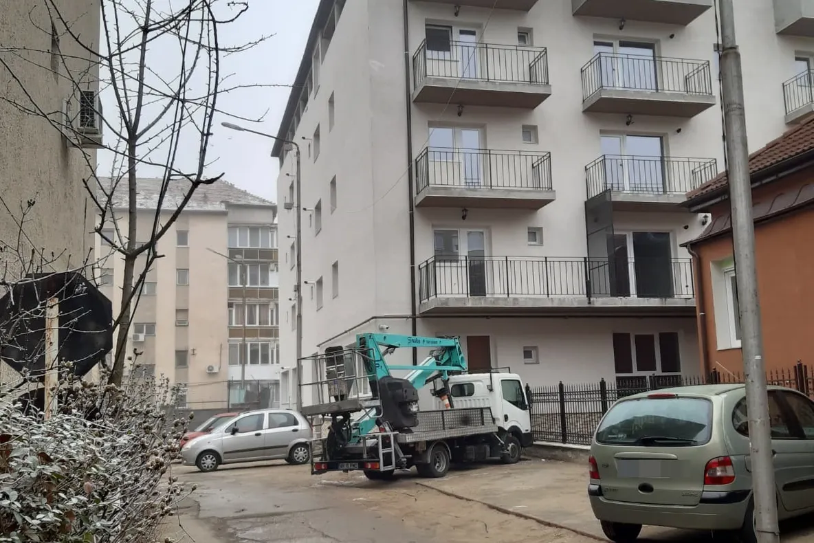 Arad: Salon de înfrumusețare care funcționa ilegal, închis de către Poliția Locală Arad