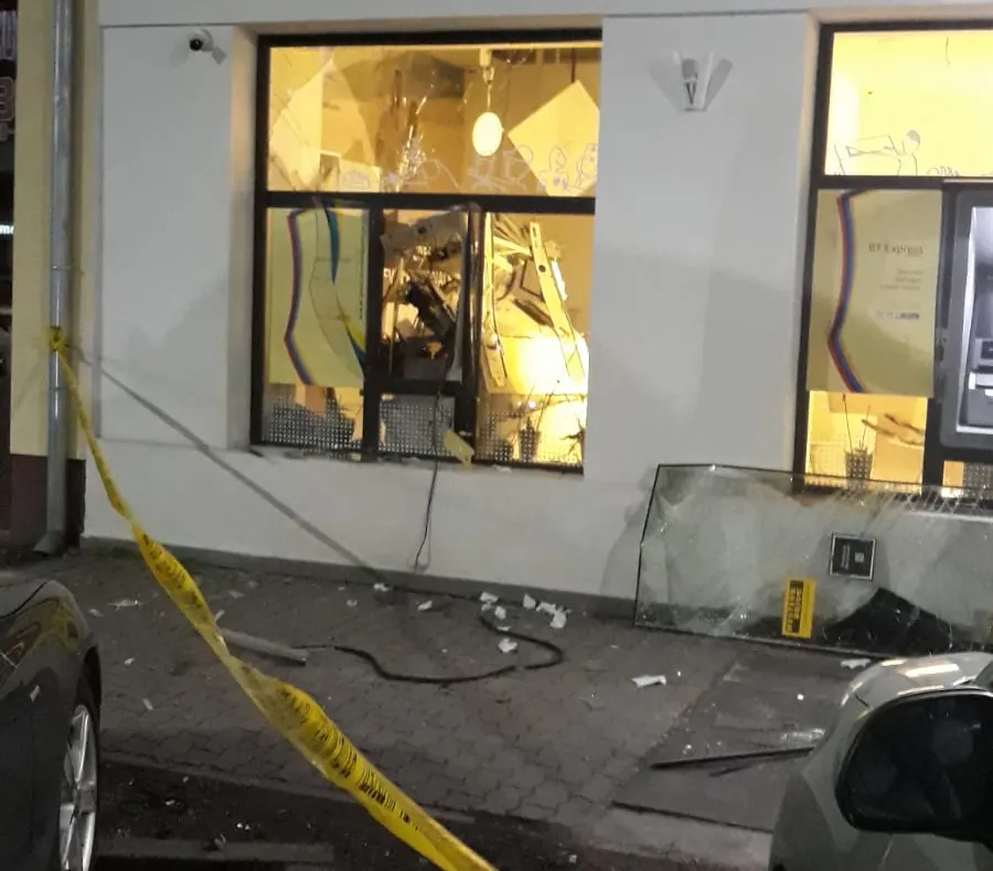 Arad: VIDEO Imagini video cu bancomatul aruncat în aer de la Arad. Este cel de-al 4 atac asupra bancomatelor cu începere din ianuarie 2019