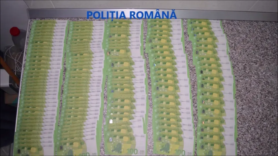 Arad: VIDEO Peste 70.000 de euro contrafăcuți, peste 13.000 de euro buni, un pistol, muniție și droguri, confiscate de la un tânăr din Arad