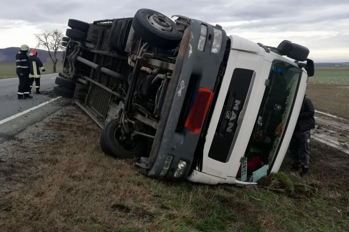 Arad: FOTO VIDEO Camion răsturnat din cauza vântului puternic, pe DN7