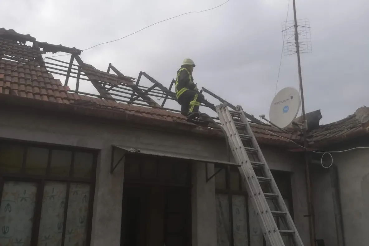 Arad: Un incendiu puternic a cuprins o casă din județul Arad. Ce spun pompierii