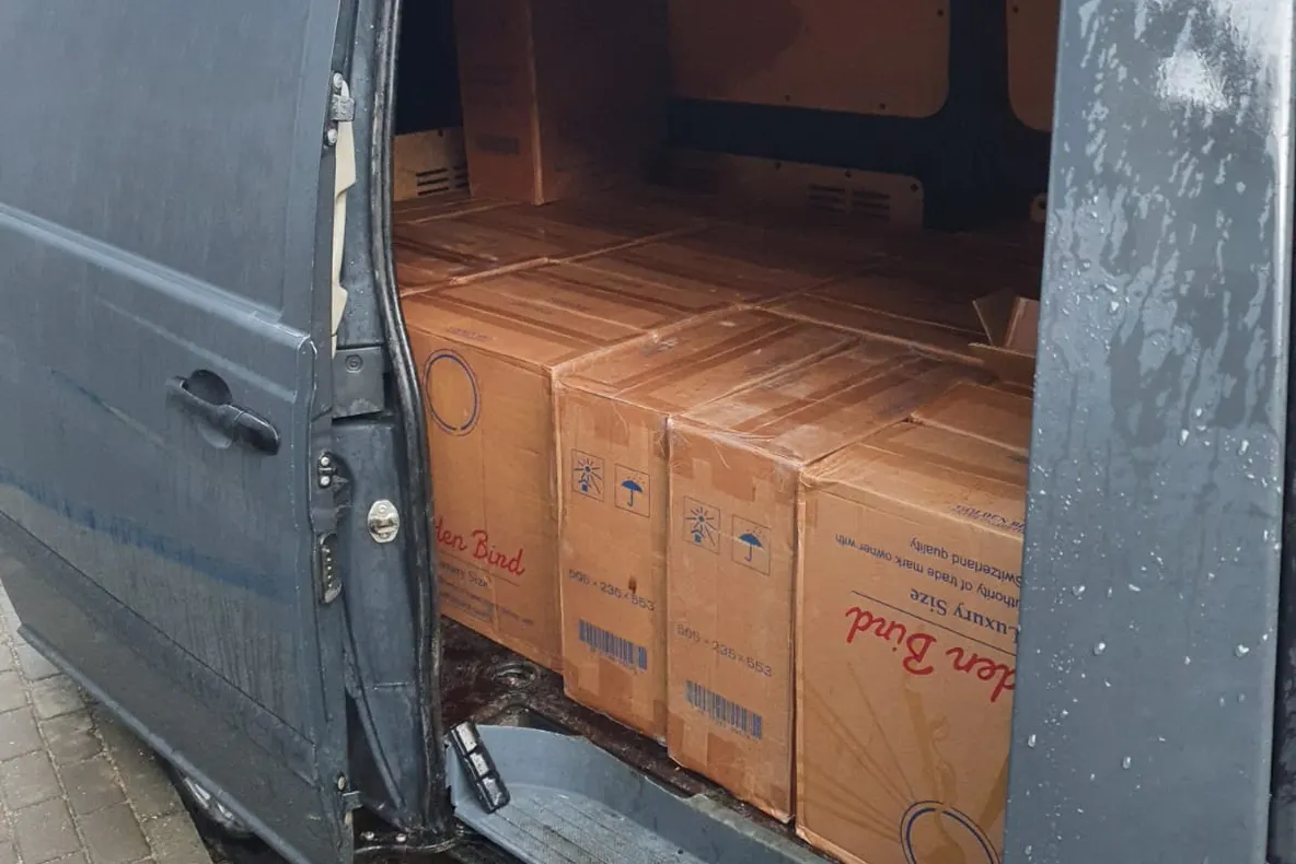 Arad: AUDIO FOTO VIDEO 15.000 de pachete de țigări de contrabandă și 23.000 lei, confiscați de către jandarmi în centrul Aradului. Ce a atras atenția
