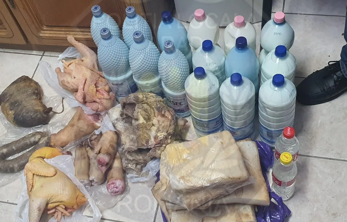 Arad: Zeci de kg de lapte, carne și țuică - un pericol pentru sănătatea consumatorilor, confiscate dintr-o piață din Arad. Motivele
