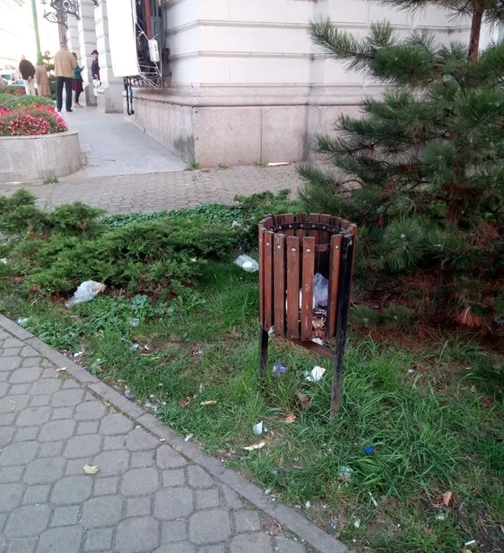 Arad: AUDIO Coșurile de gunoi deteriorate din Arad, înlocuite. Primarul Călin Bibarț le-a cerut celor responsabili să fie mai atenți