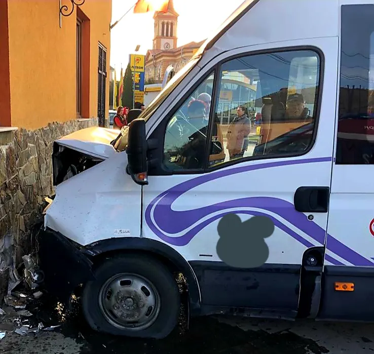 Arad: Un microbuz cu 10 persoane a intrat într-o casă din județul Arad, după ce șoferului i s-a făcut rău la volan