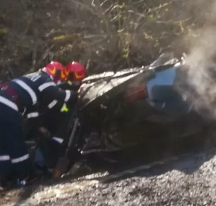 Arad: AUDIO Camion cu bitum fierbinte, răsturnat pe DN79A. O parte din bitum a acoperit aproape complet un autoturism din trafic. Bărbat, blocat în mașină, cu arsuri