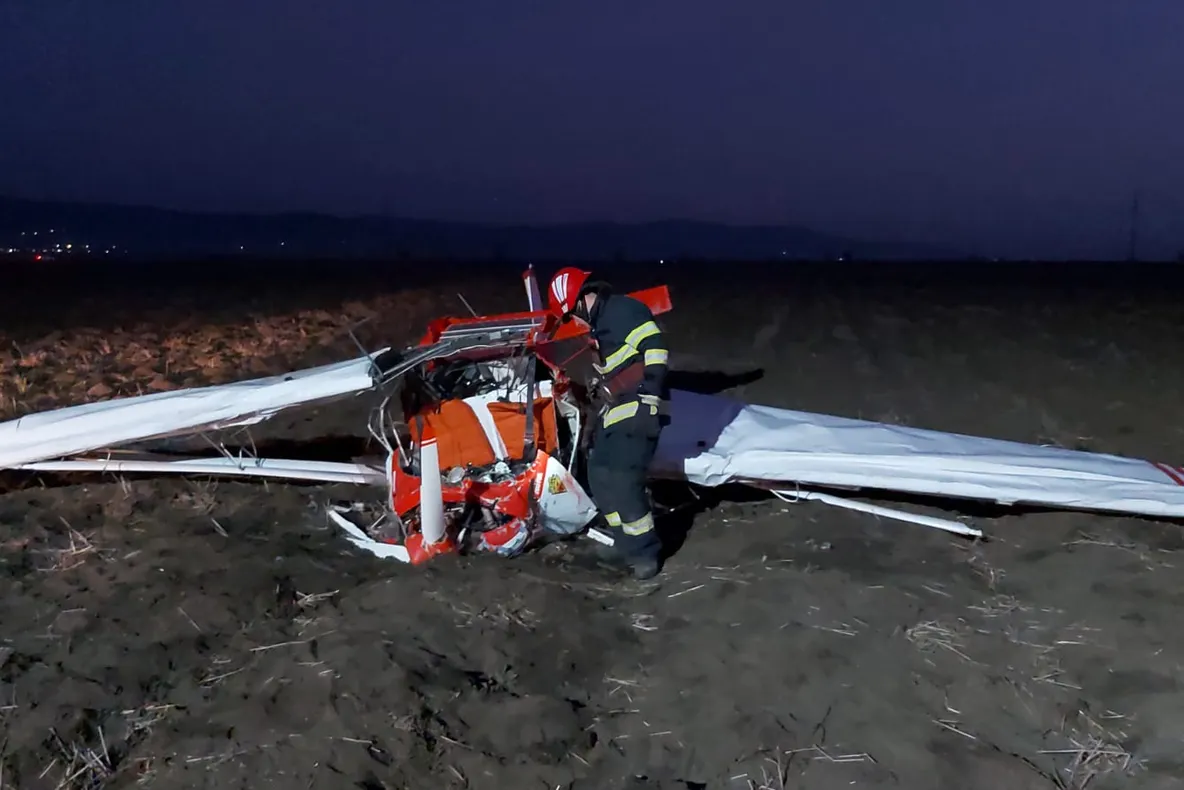 Arad: AUDIO 2 bărbați au murit, joi seara, după ce s-au prăbușit cu avionul de mici dimensiuni în zona localității Șiria din județul Arad