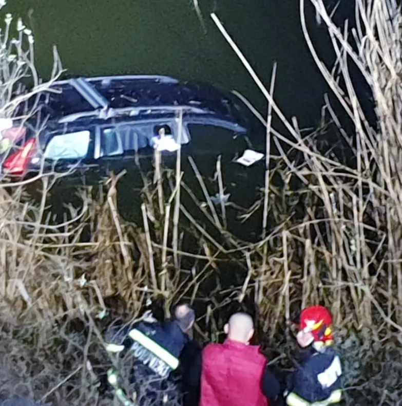 Arad: AUDIO VIDEO Pompierii din Arad au scos o mașină căzută în lacul Ghioroc. Ce spune poliția despre caz