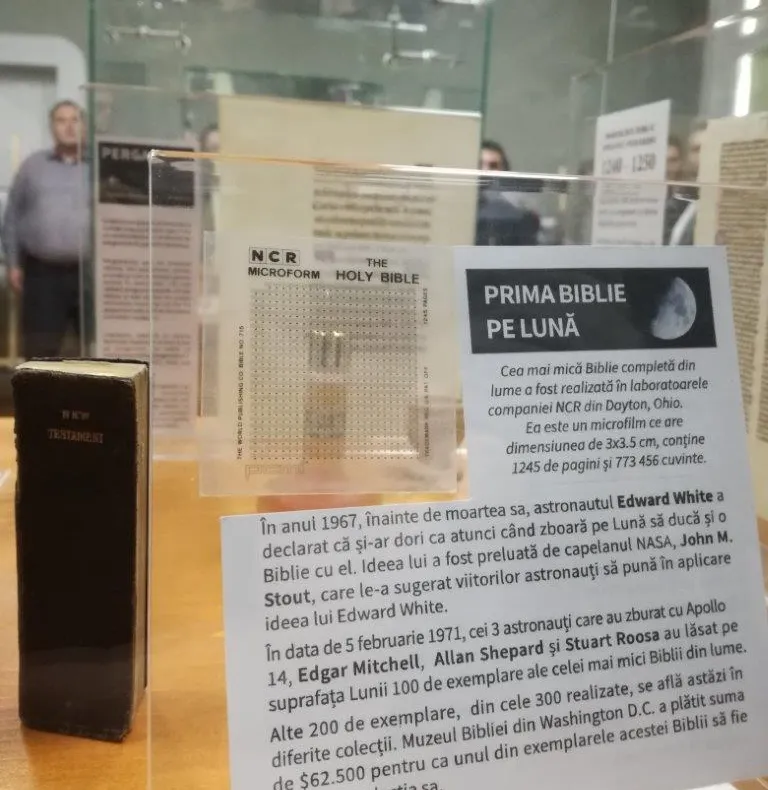 Arad: FOTO VIDEO Biblia care a ajuns pe Lună, bibliii mici ce pot fi citite doar cu microscopul și biblii vechi de sute de ani, expuse la Arad. Peste 900 biblii și texte religoase, unele unicat în lume 